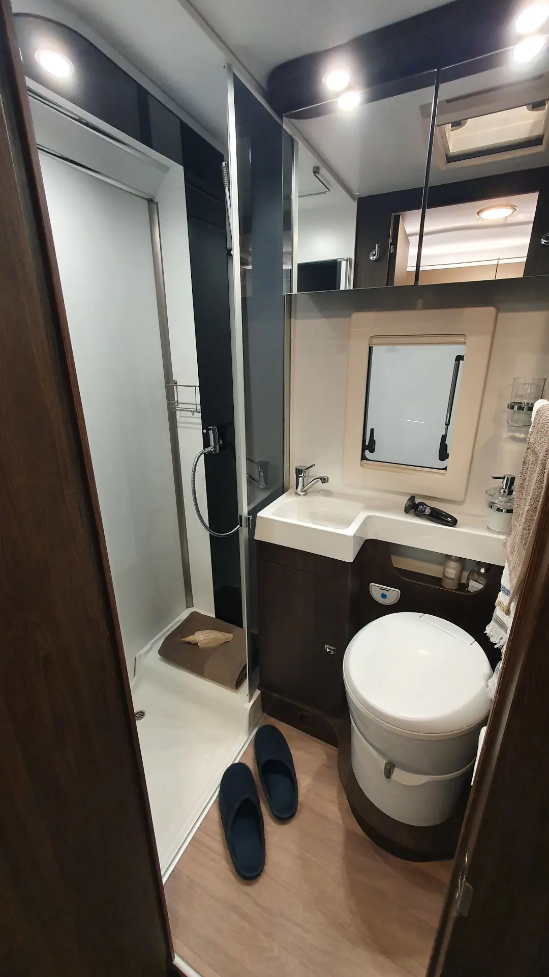 Foto de Autocaravana perfilada en Pontevedra