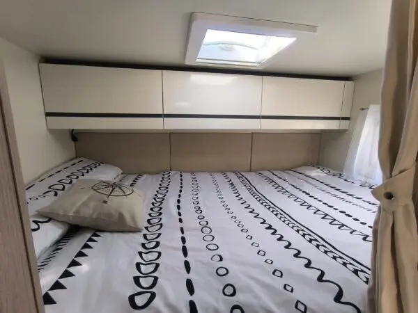 Foto de Autocaravana perfilada en Vitoria